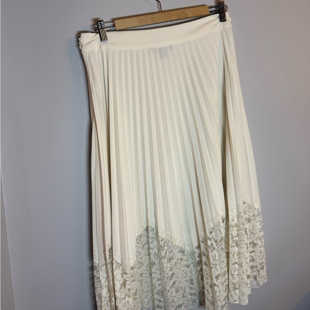 Elegant Cream Lace Trim Pleated Skirt - Picture 3 of 8